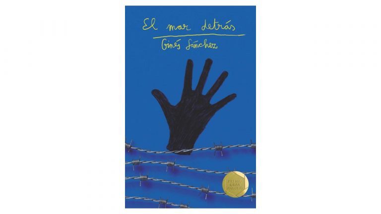 El mar detrás: niños de piel y huesos y sangre